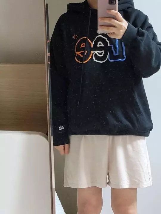 디자인이 너무 이뻐요. 스티치도 이쁘고 대 만족입니다. 오버핏으로 입기 좋아요