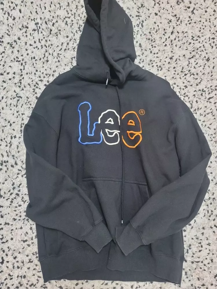 디자인이 너무 이뻐요. 스티치도 이쁘고 대 만족입니다. 오버핏으로 입기 좋아요