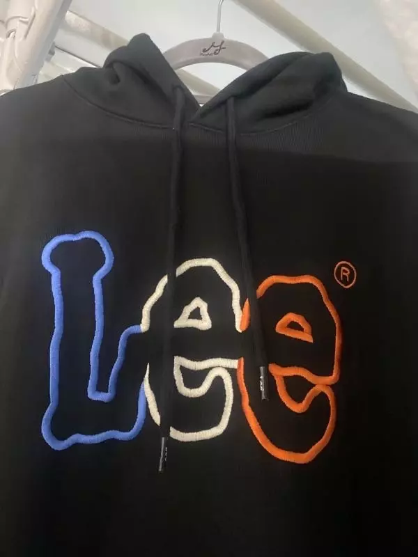 옷이 너무 너무 이쁘고 다른 옷들보다 훨씬 더 맘에 들어요