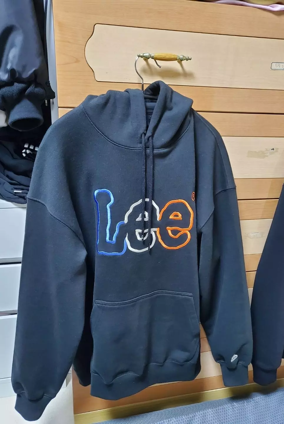 로고 프린팅 컬러 포인트 덕분에 심심하지 않은 스웻셋업을 입을 수 있는거 같아요.원단