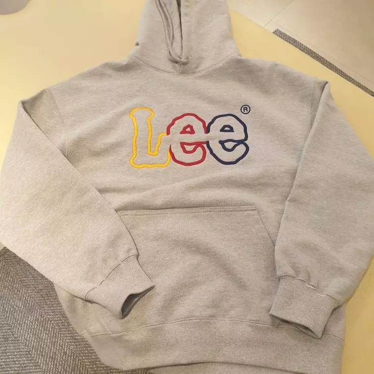 질감도 좋고 색감이 예뻐서 좋네요!손목 마감처리 자수마감처리 좀 더 신경써주시면 좋