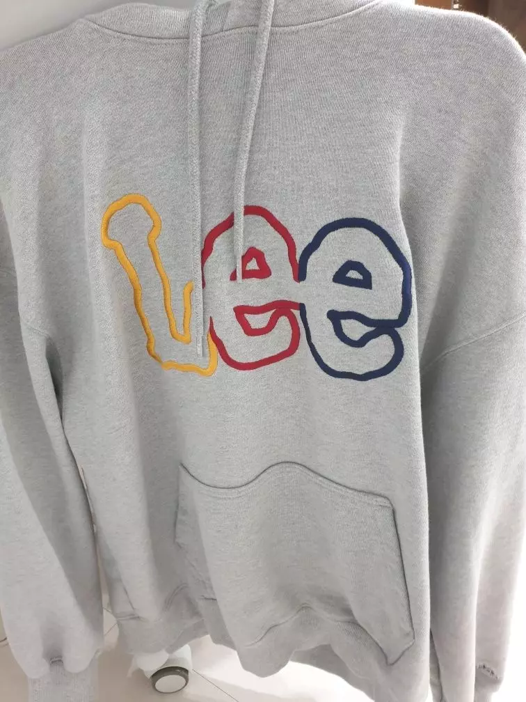 박시하게 이뿌게 잘맞아요 두께도 적당하고 따뜻하고 정말 이뻐요 다른색도 사고싶네요