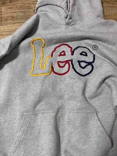 사이즈는 생각보다 크구요 기본m보다 살짝 커서 엉덩이를 덮고도 남는 기장이에여 배송