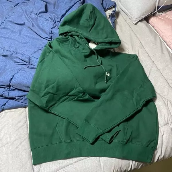 옷 너무 예뻐요ㅠㅠ 색감도 너무 예쁘고 로고도 쪼꼬매서 귀여워요