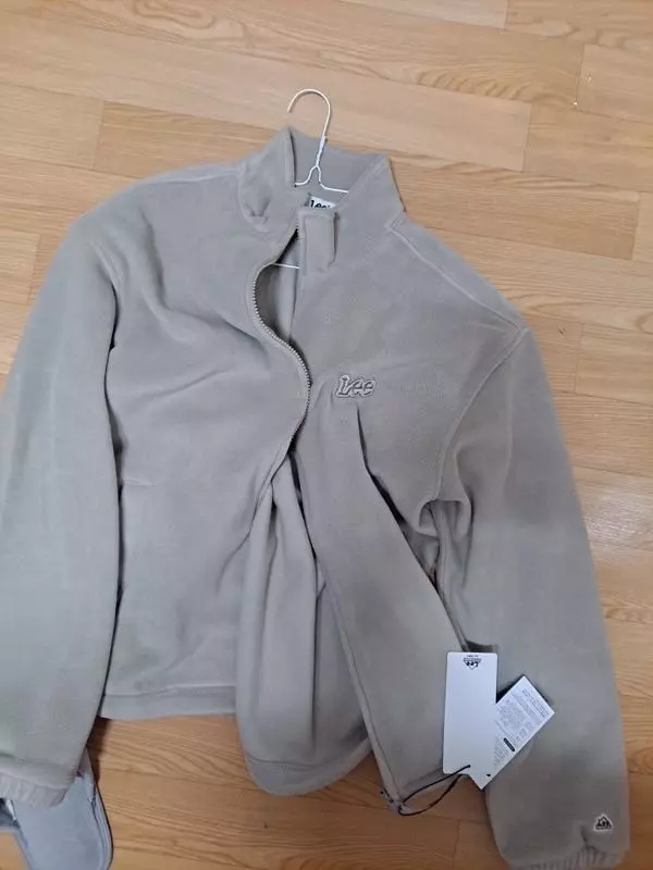 이쁩니다 깔끔하고 무난해서 어디든 매치가능 ! 두께감도 있어서 겨울 잘 버틸수있을거