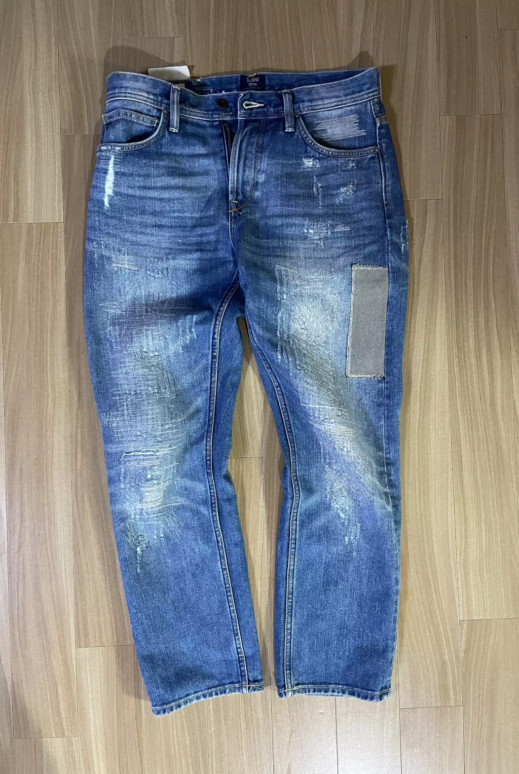 디테일이 많고 생각보다 두껍고 짧습니다. 가성비가 좋습니다.