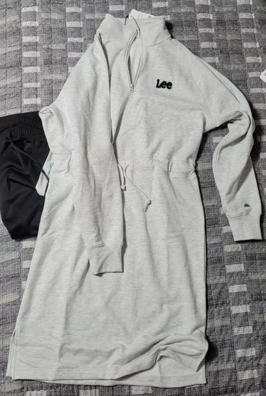 커요 160 중후반에서 170이 입으면 딱일듯 색감이랑 촉감 마음에 들어서 그냥 입으려구