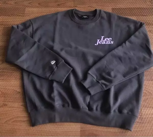 팔 길이가 길어요 전체 길이는 엉덩이 걸치는 정도에요 좀 더 박시하게 입으려고 m으로