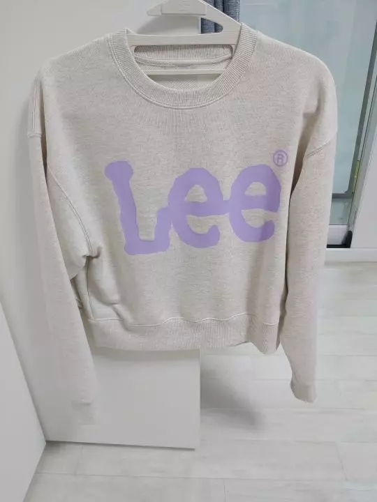 크롭티로 목둘레가 약간 좁게 나오고 시보리들이 짱짱합니다  천도 톡톡해서 핏이 예쁩