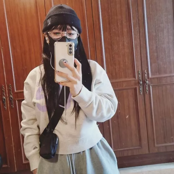 크롭이라 귀엽고 소재도 보들거려 부드럽네요~ 요즘같은 날씨에 잘 어울려요