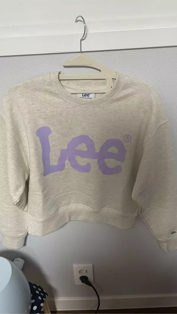 색감 너무 예쁘고 크롭이라 키 커보여서 좋은 것 같아요