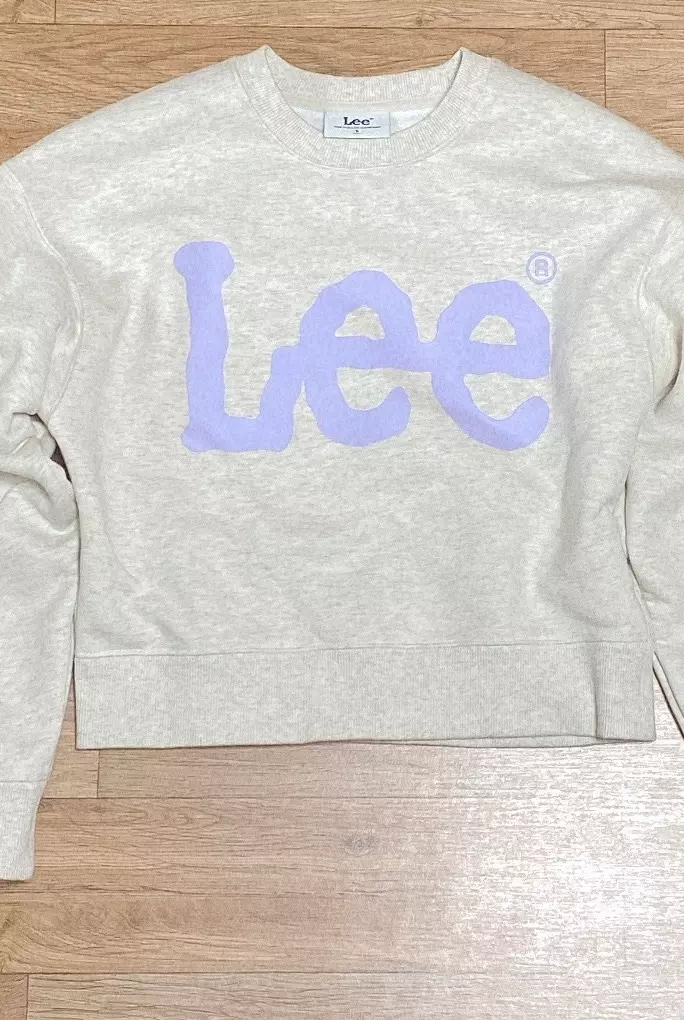 색감도 예쁘고 재질도 좋은데 어깨라인부터 핏이 약간 애매하긴해요