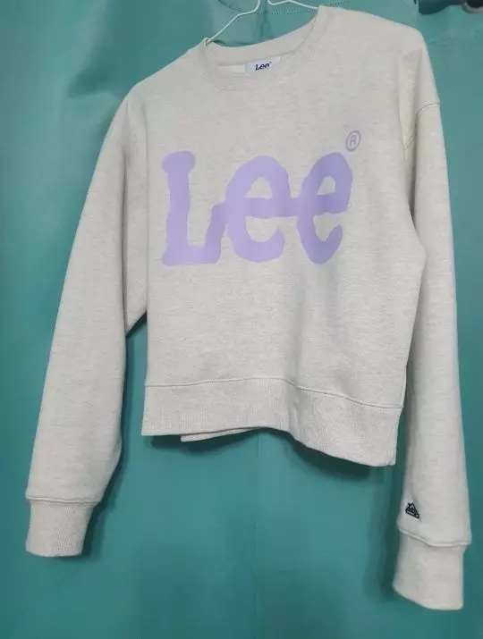 색도 이쁘고 탄탄하고 좋아요 근데 핏이 가오리핏이라 조금 애매하네요 ㅎㅎ