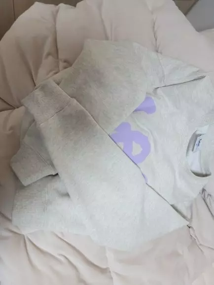 엠서이즈만 있어서 엠사이즈 샀는데 한치수 작았으면 더 예쁠것 같아요