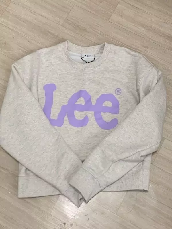 봄이라서 세일할 때 구매해봤는데 생각대로 예쁘네요아쉬운 점이라면 뭔가 색이 튀어서