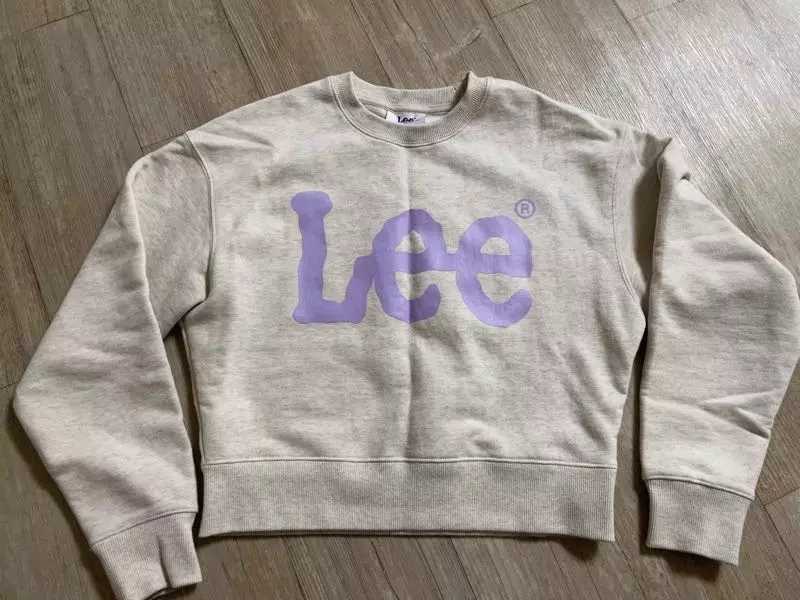 하이웨스트 진이랑 코디하기 딱 좋아요. 오트밀 컬러에 연보라로고가̆̎ 찰떡입니다̆