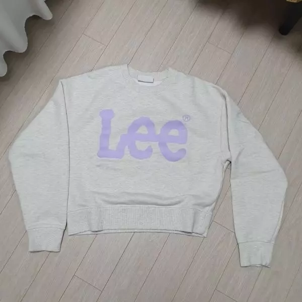 적당한 크롭이라 부담 없이 예쁘게 입을 수 있네요