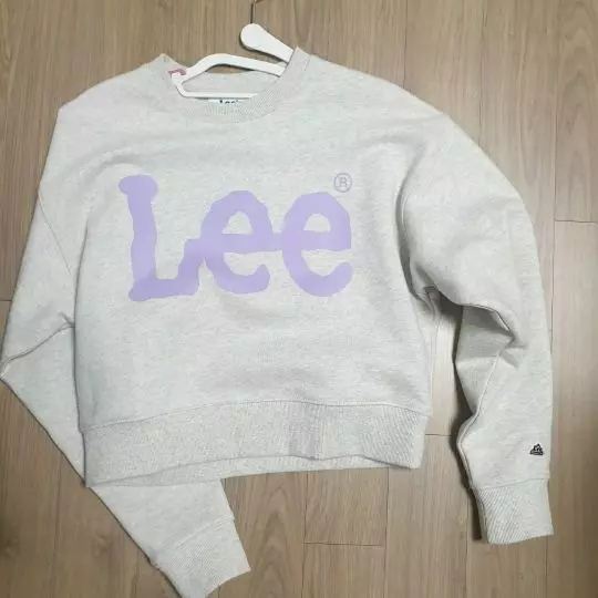 크롭디자인이라 요즘 느낌으로 예쁘게 입겠어요.