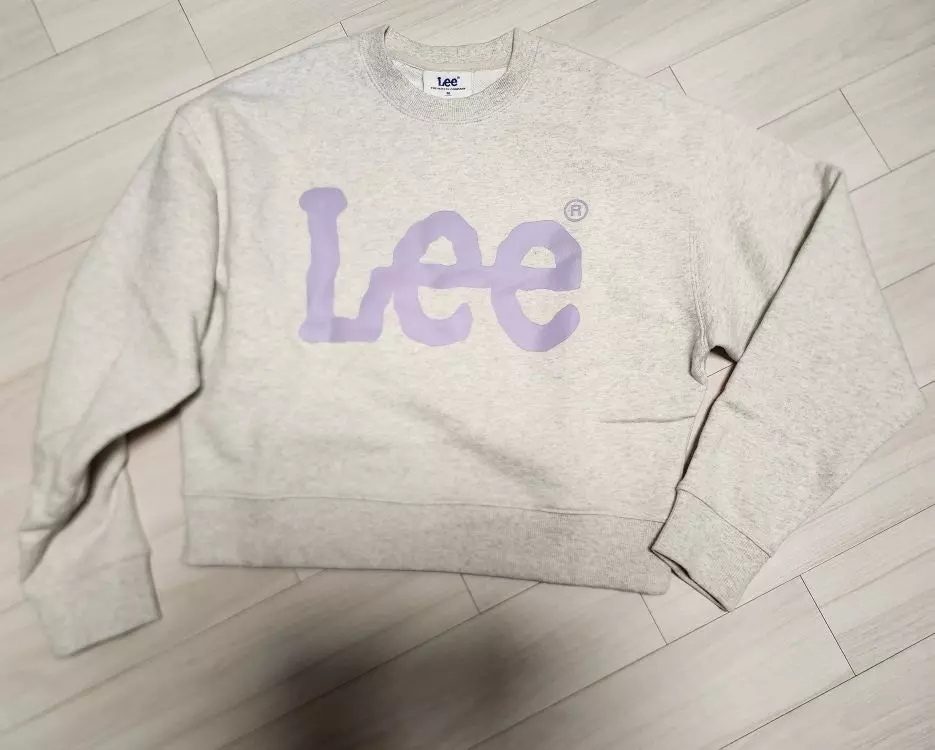 고민하다가 주문했는데 딱 예뻐요. 크롭이라서 짧긴하지만 그래도 적당해서 좋아요