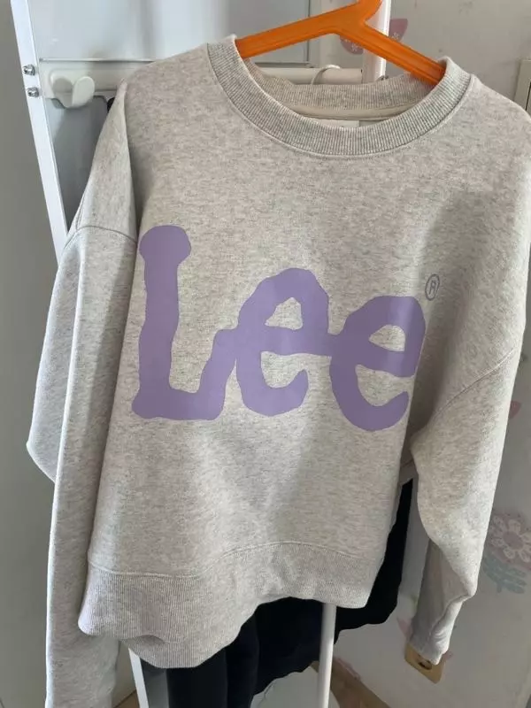 옷색이랑 로고색이 넘 잘 어울리고 이뻐요크롭이라 더 좋구 대만족입니다