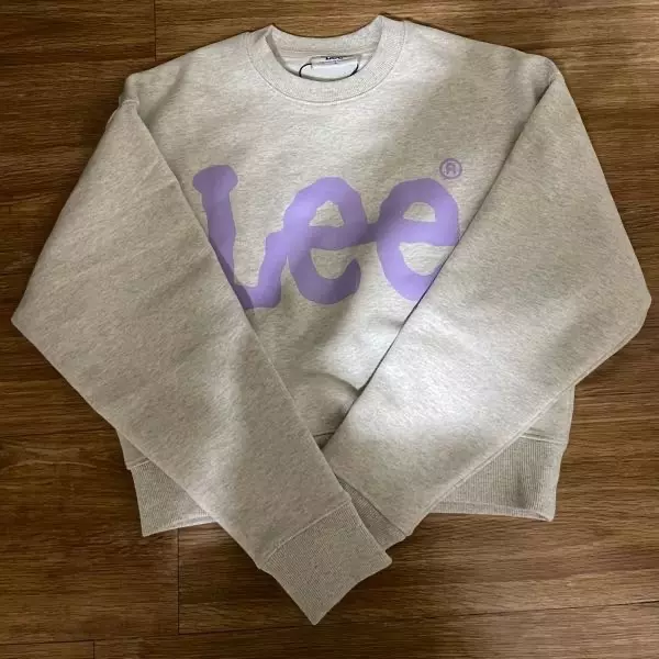 기장이 생각보다 짧지만 옷이 너무 귀엽고 예뻐요