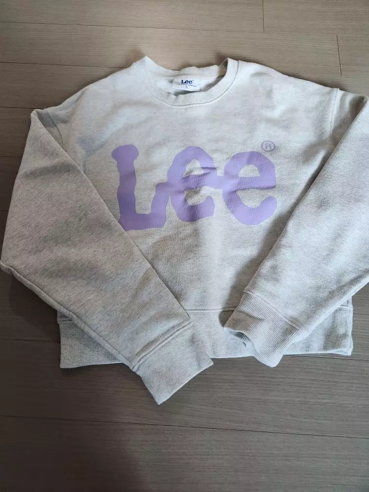 산뜻하니 가볍고예뻐요입고나갔더니 다들 이쁘다고하네요청바지 스커트 모두 잘어울려요