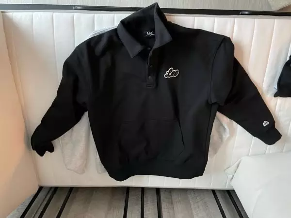 카라가 있어서 일반 맨투맨보다 포인트주기 좋아요