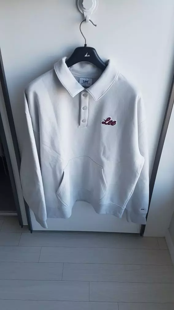 후드티처럼 편하게 입기 좋을것 같네요. 한가지 단점은 와펜 실밥이 자꾸 풀려요. 라이