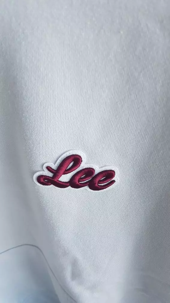 후드티처럼 편하게 입기 좋을것 같네요. 한가지 단점은 와펜 실밥이 자꾸 풀려요. 라이