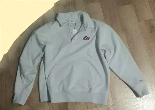 생각보다 커서 여유입게 입을수있을것같아요색깔도 흔하지 않아서 좋아요