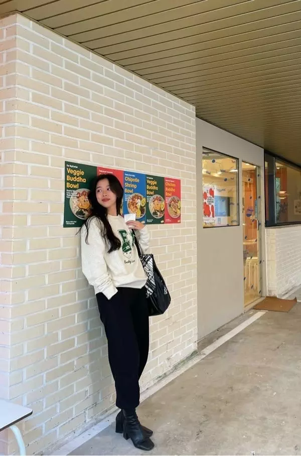 핏도 너무 예쁘고 재질도 좋아요어깨 너무 크지 않고 딱 아방하게 예쁩니당