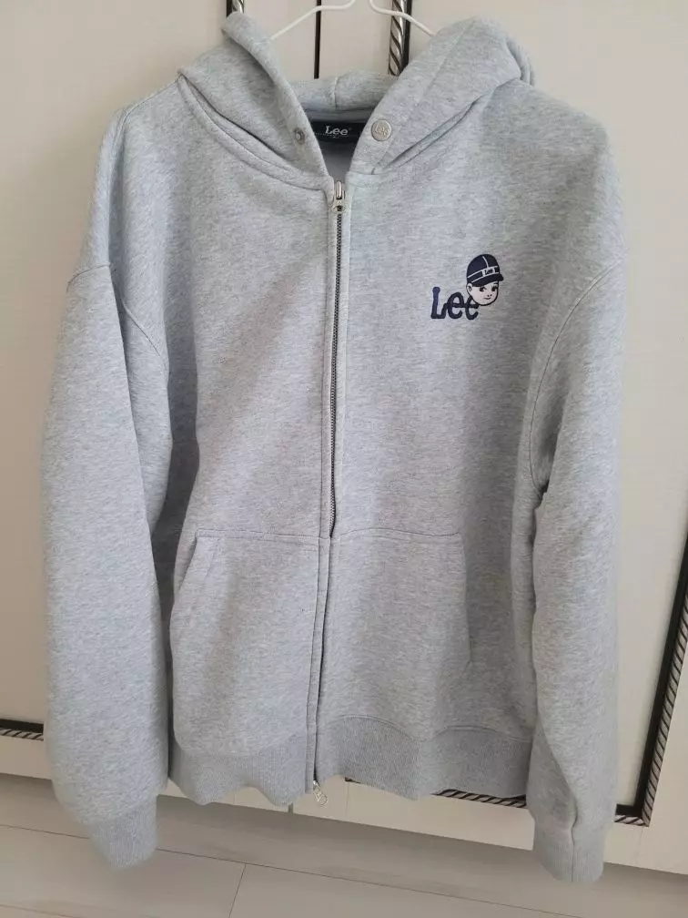 두께 적당하고 색상 좋습니다.모자도 힘이 있어 스타일내기 좋네요.