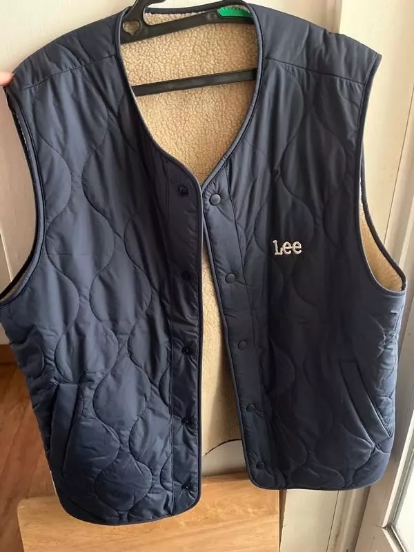 도톰하고 단추가 귀여워요 앞뒤로 여러옷에 매치할수 있습니다