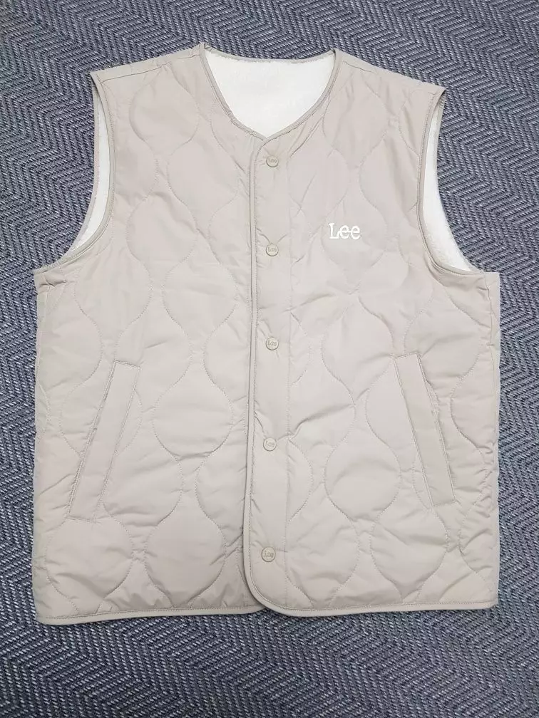 맨투맨이나 후드티에 너무 잘 어울려요! 양면이라 다른 느낌으로 입을 수 있어 좋고 77