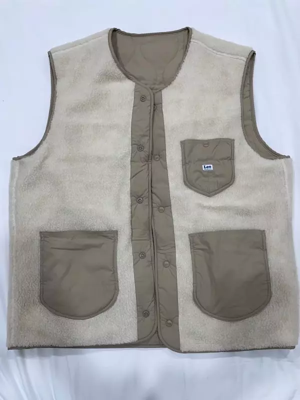 몸에 넉넉하게 잘맞네요~~색상은 사진과 동일 하고요~~~엄청 따뜻합니다~~~디자인도 무