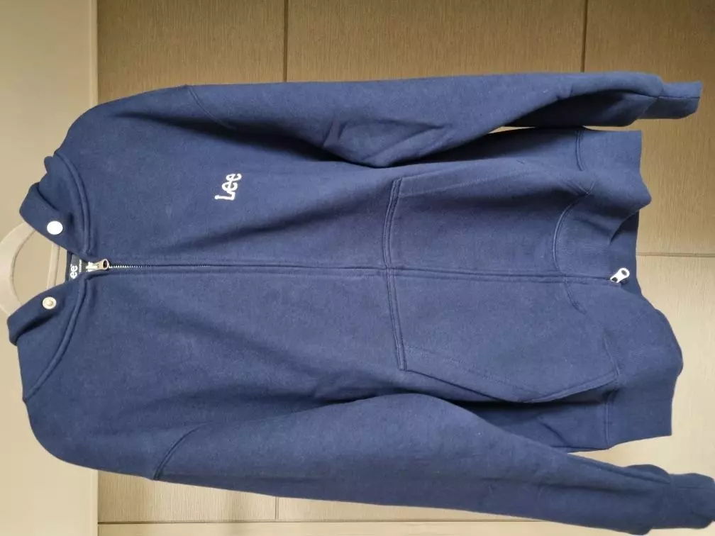 색상이 너무 마음에 들고 입넜을때 핏이 예뻐보여요