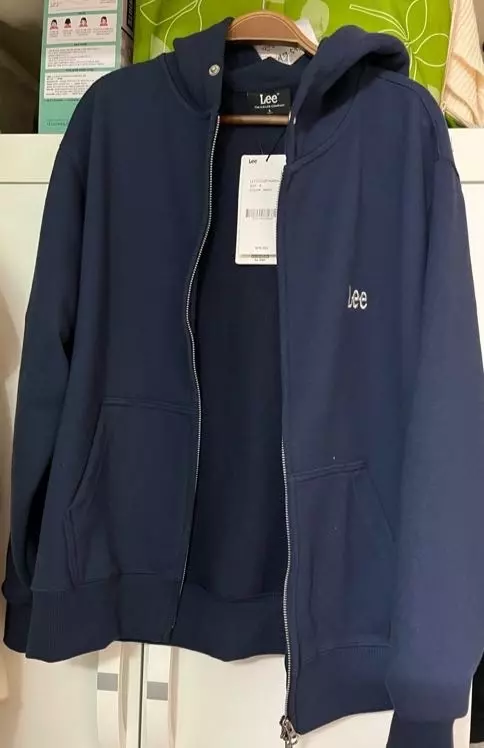 후드 부분 똑딱이 너무 이뻐요ㅠ 블프 세일할때 사서 싸게 잘 샀어요