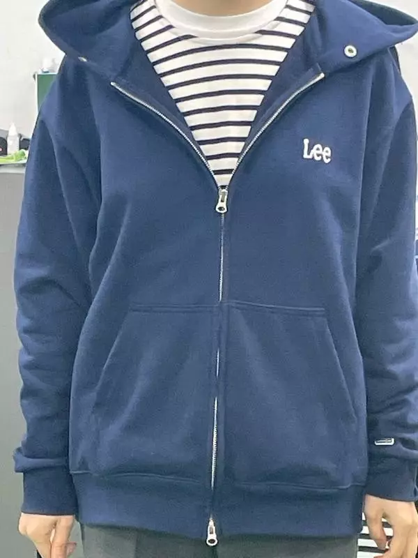 크게 입는 거 좋아해서 사이즈는 적당한 거 같아요. 옷이 가볍지는 않아요. 전체적으로