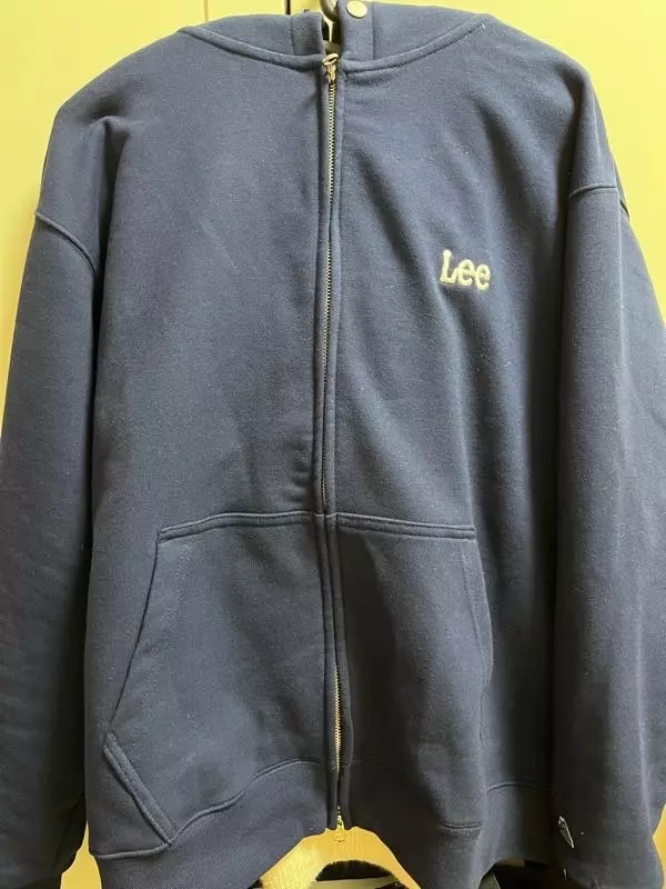 예뻐요 색도 맘에 들고 핏도 맘에 들어서 싼 가격에 잘 산 것 같습니당