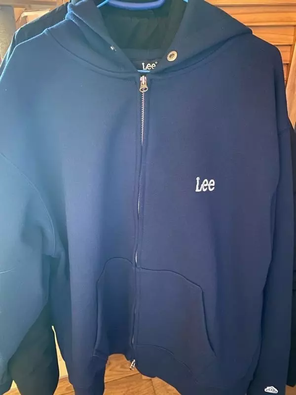 색감도 좋고 핏도 예뻐요 반팔에다 입어도 깔끔하게 이쁜 것 같아요💗