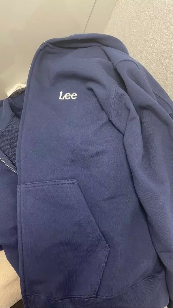 껴입으려고 크게 샀어요 안에 터틀넥 입고 위에 입으니까 따뜻하고 좋아요