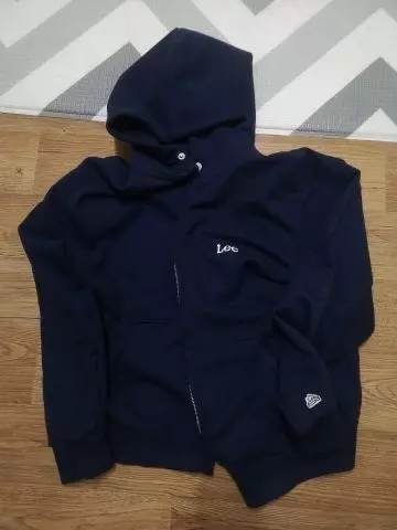 후드 끈이 없이 고정핀이 추가된 집업입니다 집에서 편히입어요