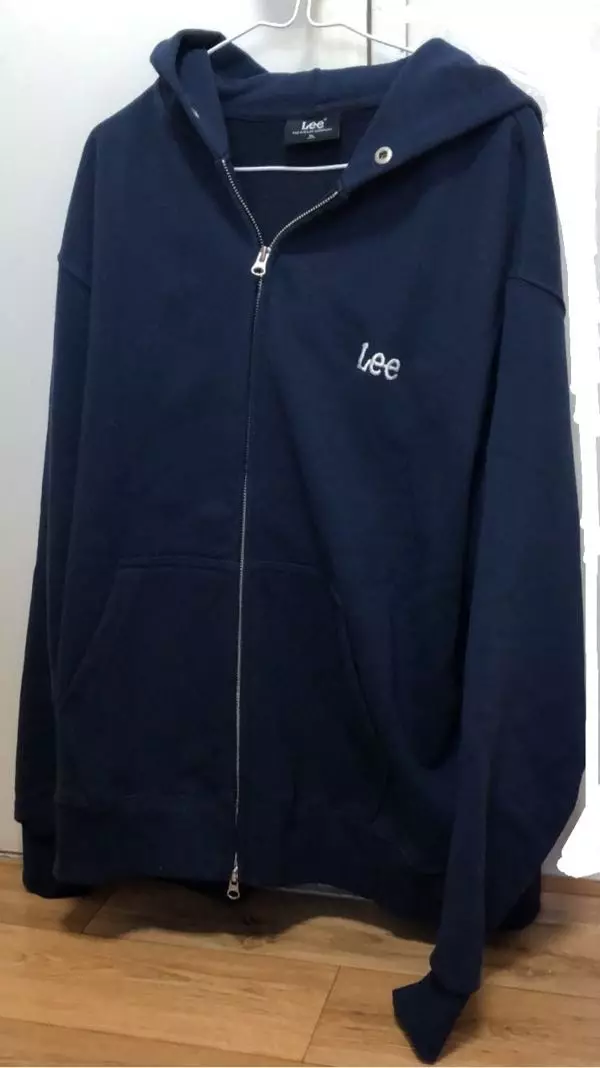 후기에서 두껍다고한 것 같은데 그냥저냥 보통 두께에요 후드 끈 거추장스러워서 싫어하