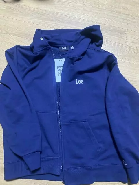 여자친구 공부할때 입으라고 생일선물로 줬습니다. 생각보다 그렇게 색이 어둡지는 않아