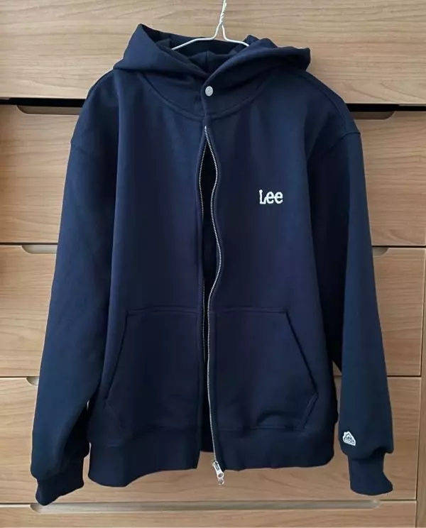 어깨 자연스럽게 드롭돼서 어깨라인 예쁘고 품이랑 길이감 다 좋아요! 마른편이라 너무