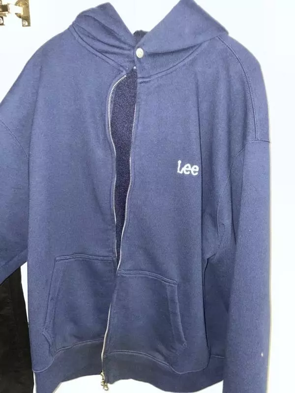 옷 이쁘고 모자 끈이 아니라 특이하게 버튼이네요