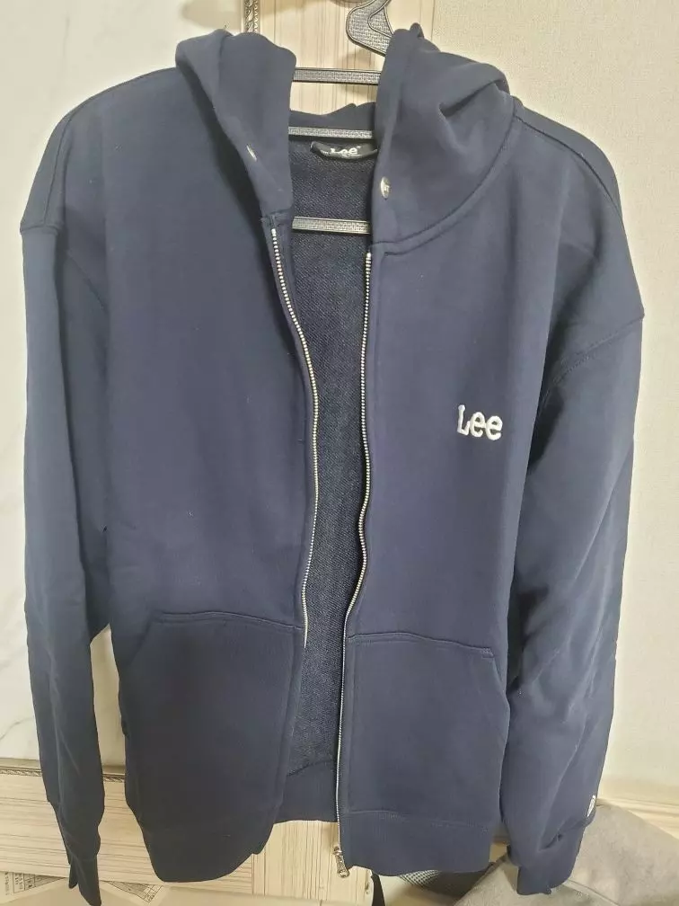 봄에사서 몇번입고 옷을 분실해서재구매입니다 그냥 훅걸지기 좋습니다