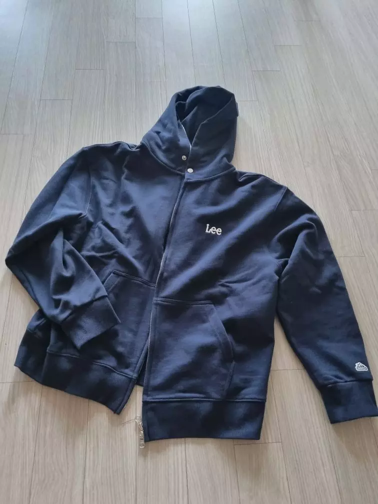 잘받았습니다아들 입혀봤는데 잘 맞습니다.정사이즈로 보시면 될것 같습니다.