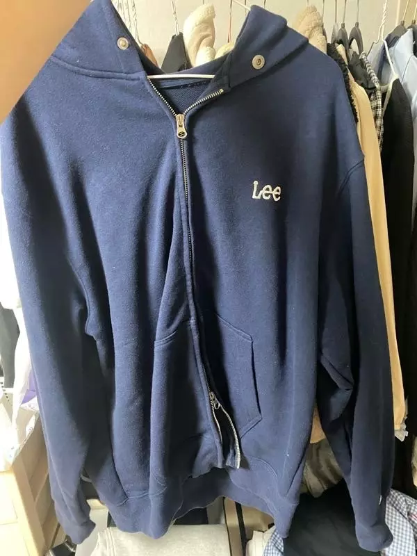 지금 입으면 조금 더울 거 같지만 저녁에는 쌀쌀하니 반팔티 위에 입으면 좋을 거 같아