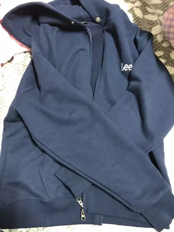 심한 오버핏을 안 좋아하는데 이 옷은 적당한 오버핏이라서 마음에 들어요. 근데 모자가